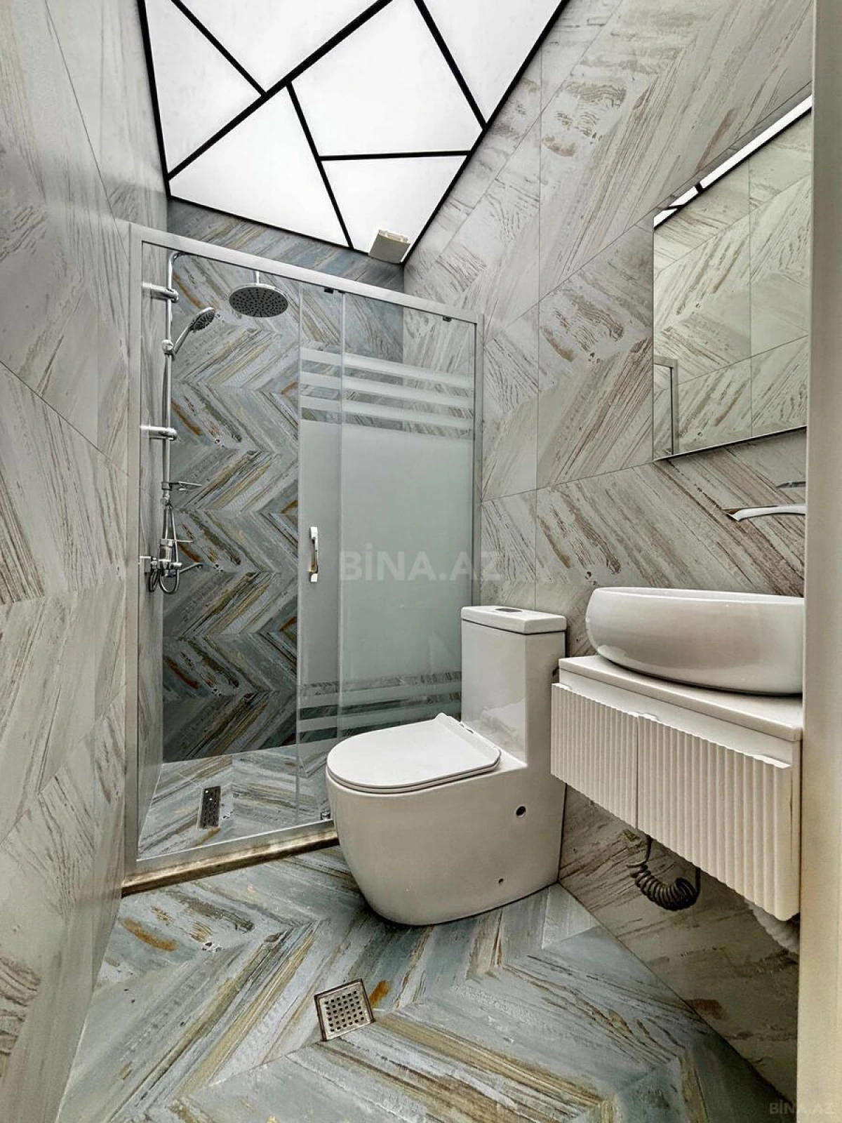 Satılır 3 otaqlı mənzil 151.7 m²