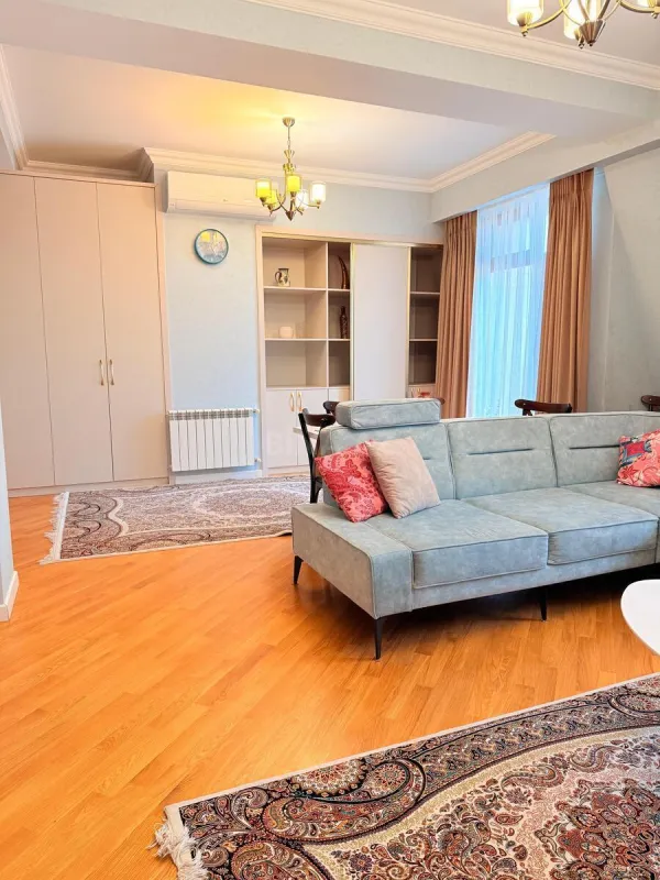 Kirayə verilir 5 otaqlı mənzil 210 m²
