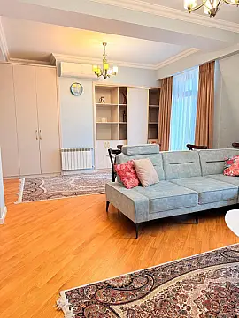 Kirayə verilir 5 otaqlı mənzil 210 m²