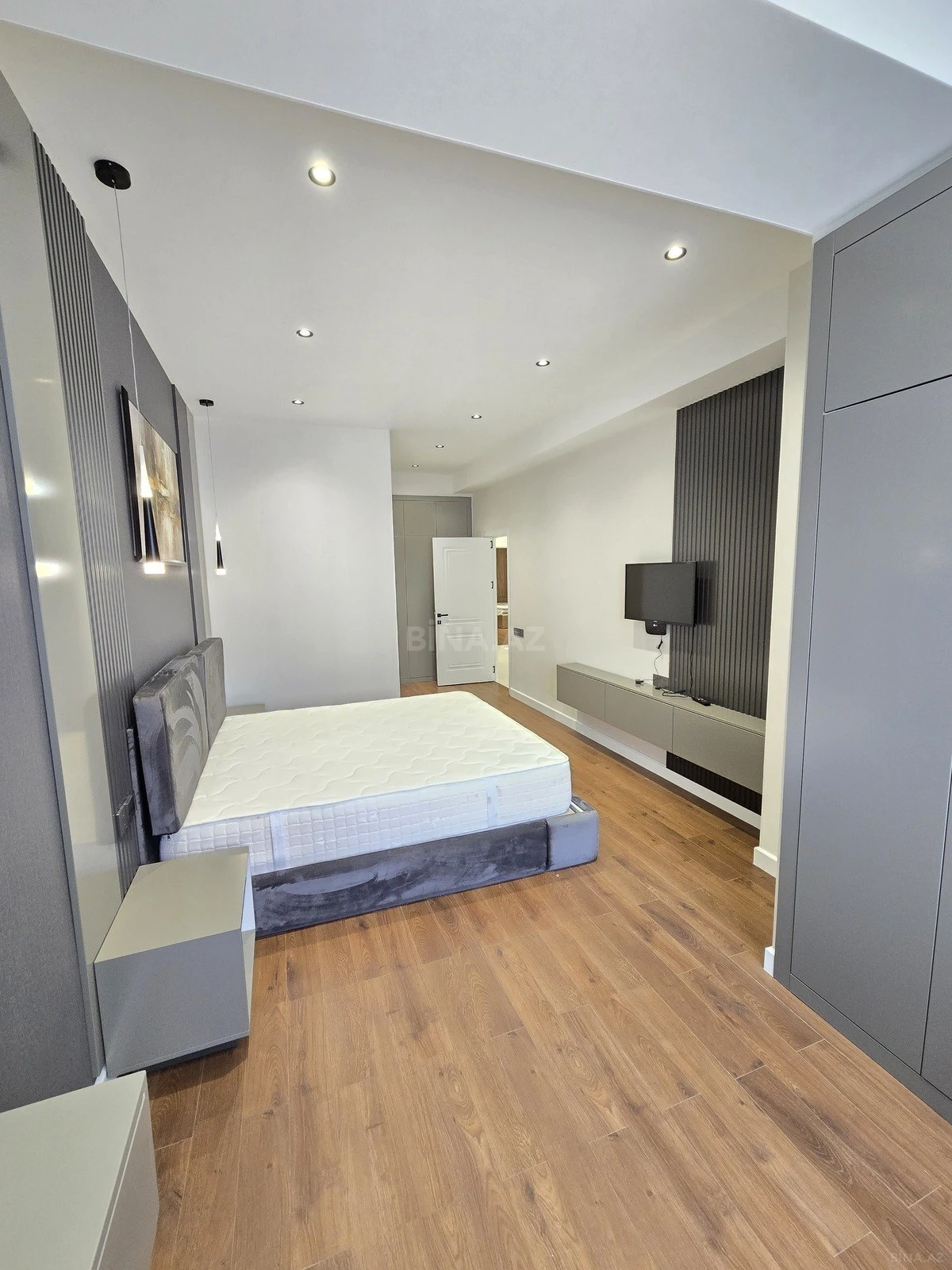 Satılır 4 otaqlı mənzil 175 m²