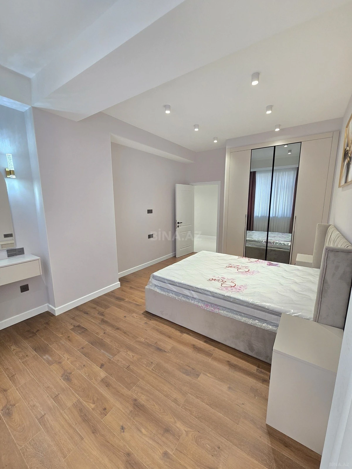 Satılır 4 otaqlı mənzil 175 m²