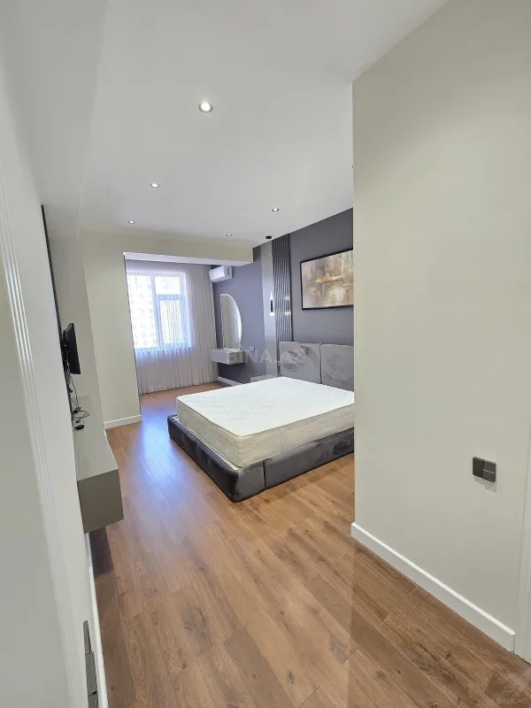 Satılır 4 otaqlı mənzil 175 m²