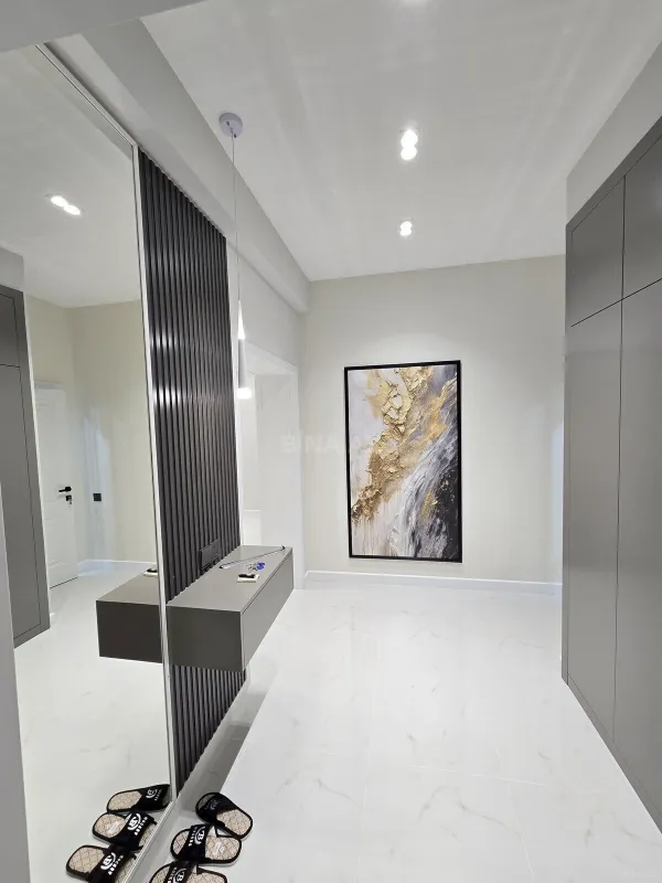 Satılır 4 otaqlı mənzil 175 m²