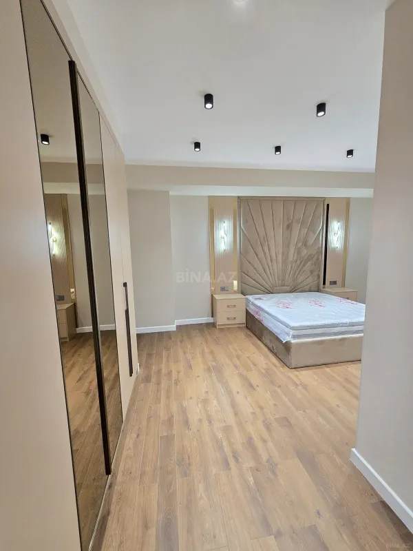 Satılır 4 otaqlı mənzil 175 m²