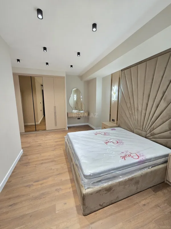 Satılır 4 otaqlı mənzil 175 m²