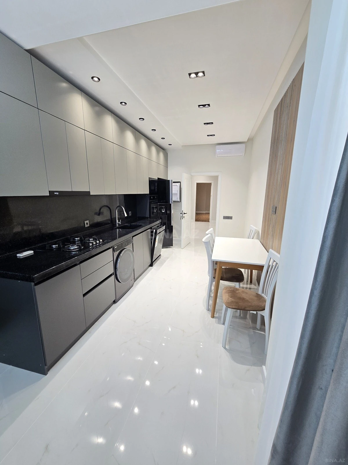 Satılır 4 otaqlı mənzil 175 m²