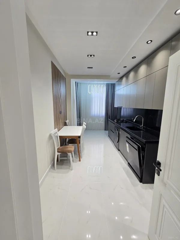 Satılır 4 otaqlı mənzil 175 m²