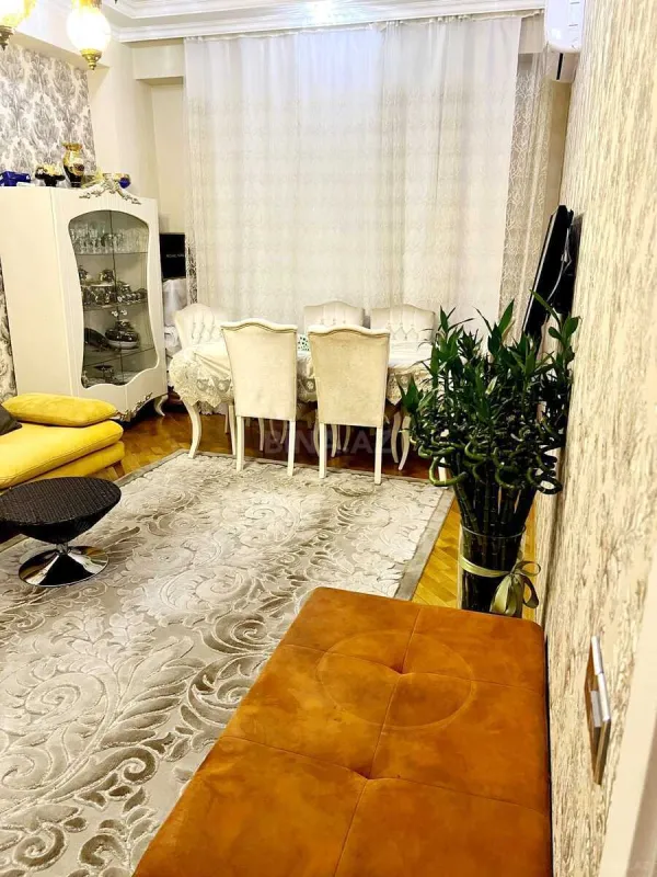 Kirayə verilir 2 otaqlı mənzil 75 m²