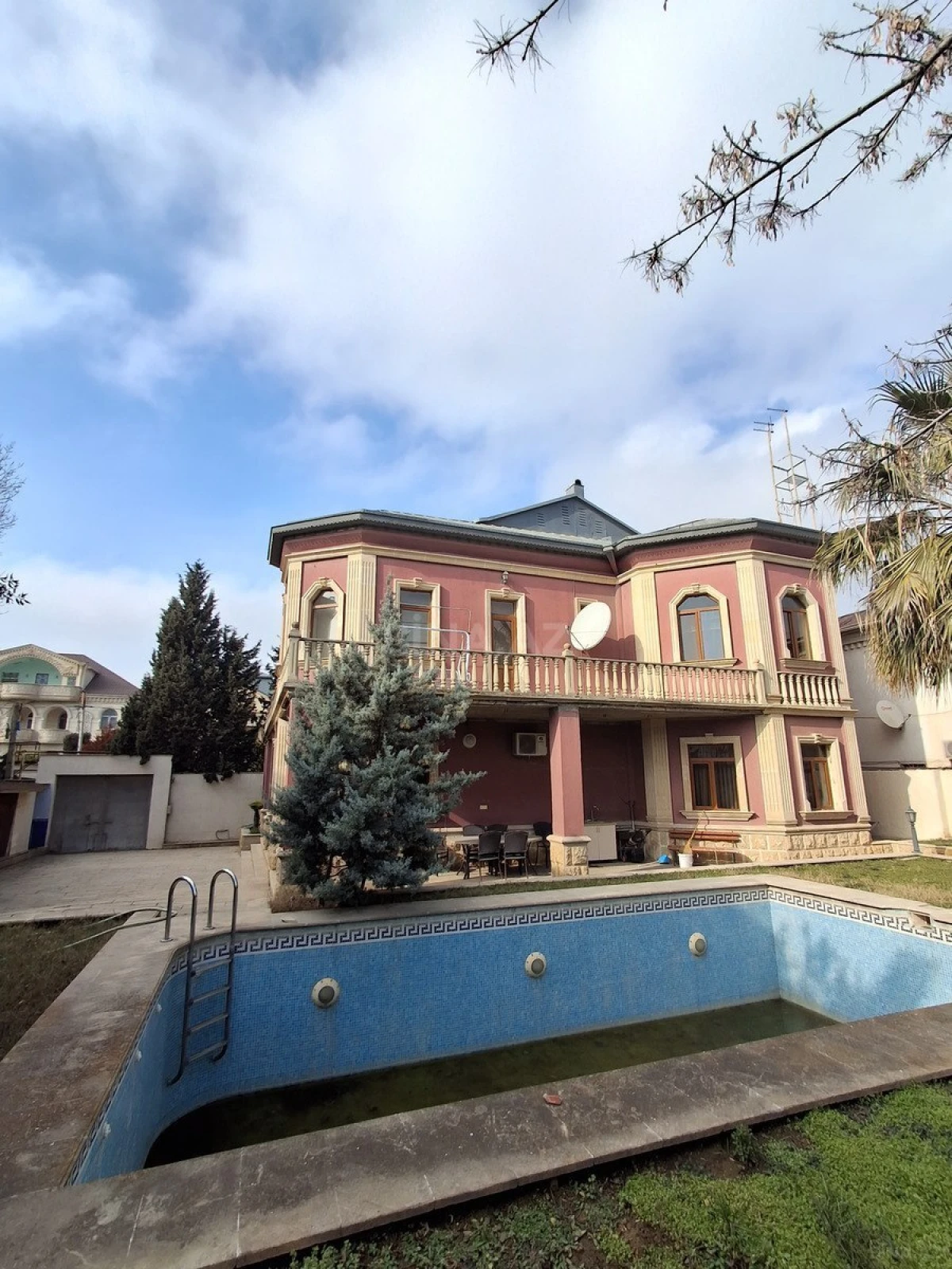 Satılır 6 otaqlı həyət evi 400 m²