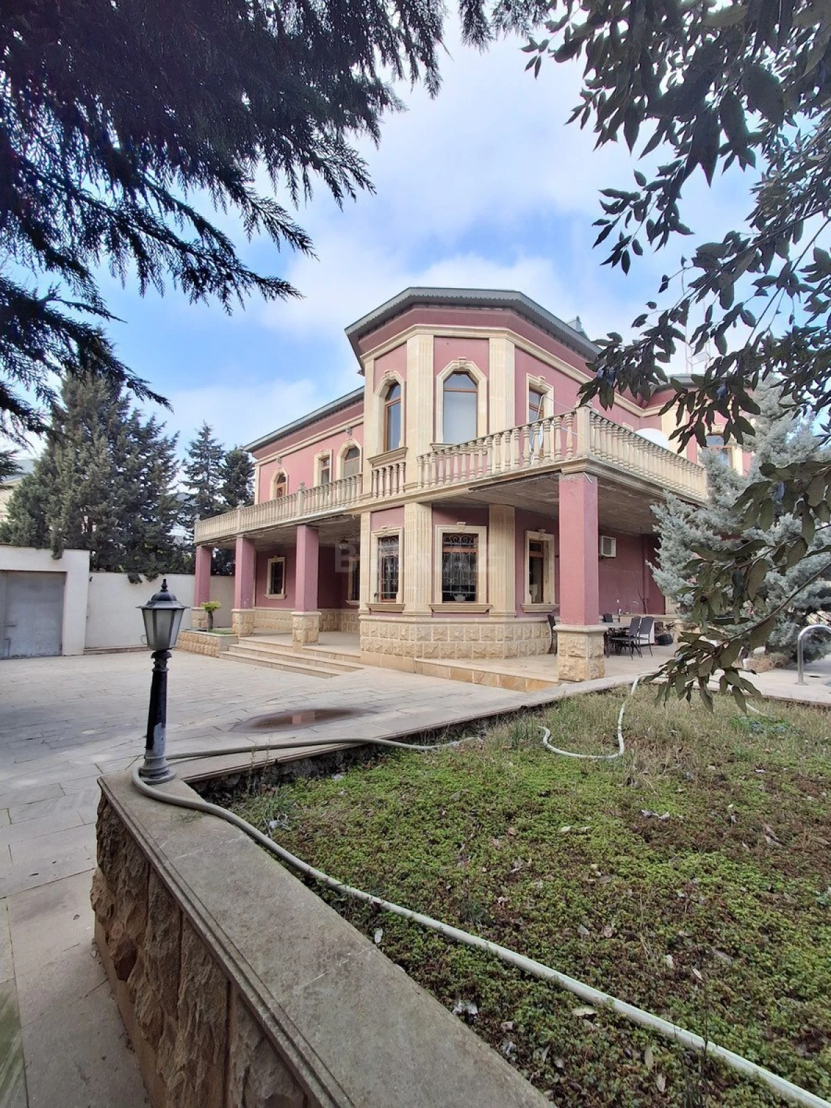 Satılır 6 otaqlı həyət evi 400 m²