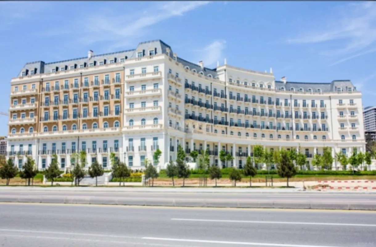 Satılır 4 otaqlı mənzil 135.7 m²