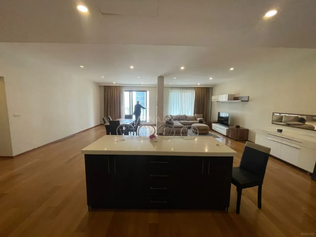 Kirayə verilir 4 otaqlı mənzil 220 m²