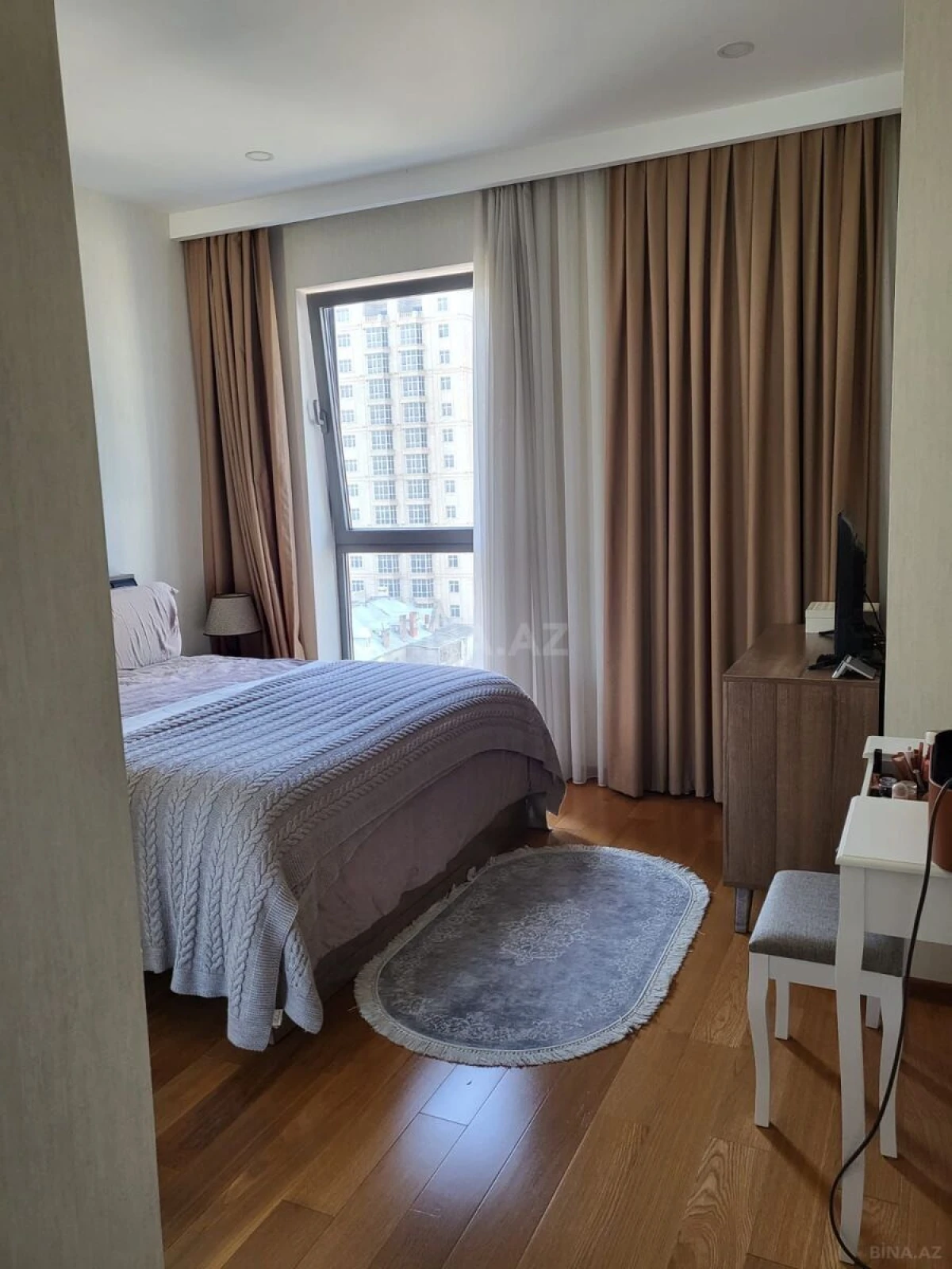 Kirayə verilir 4 otaqlı mənzil 220 m²