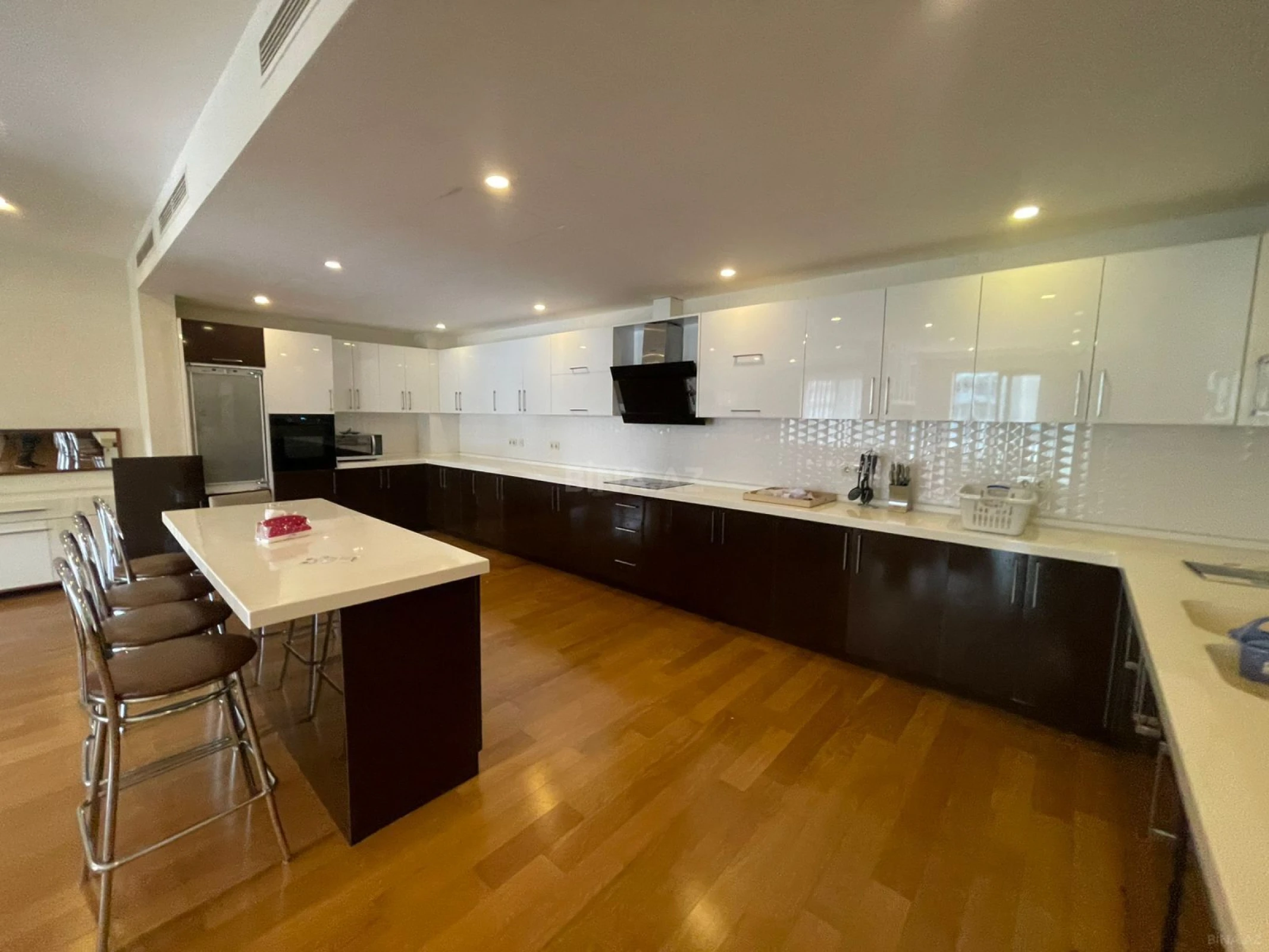 Kirayə verilir 4 otaqlı mənzil 220 m²