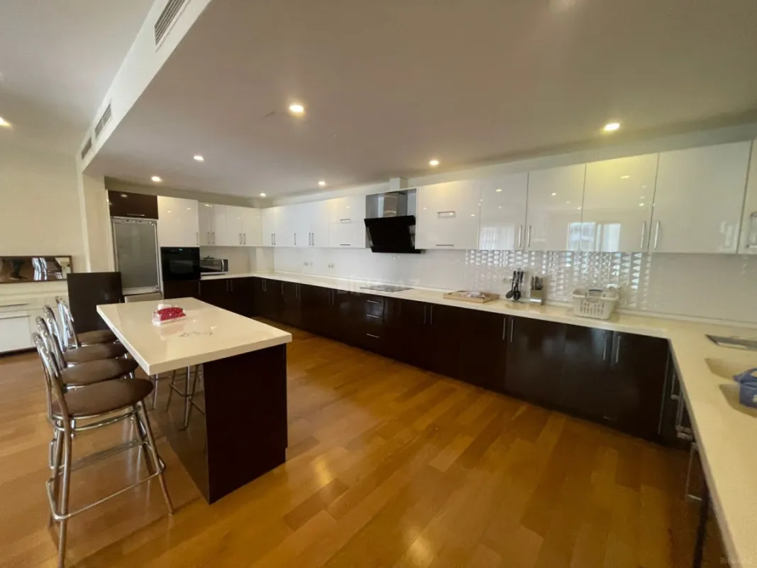 Kirayə verilir 4 otaqlı mənzil 220 m²