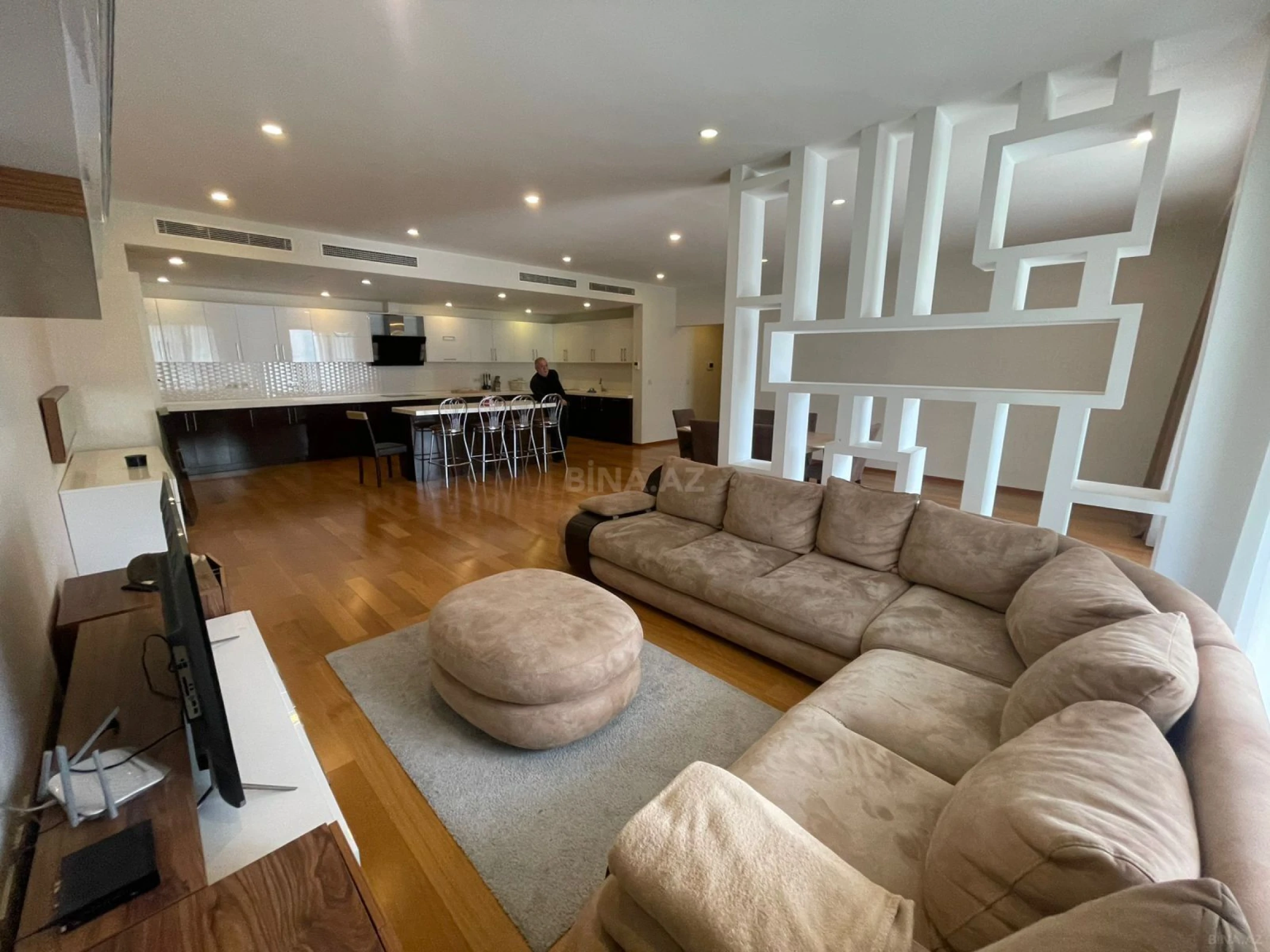 Kirayə verilir 4 otaqlı mənzil 220 m²