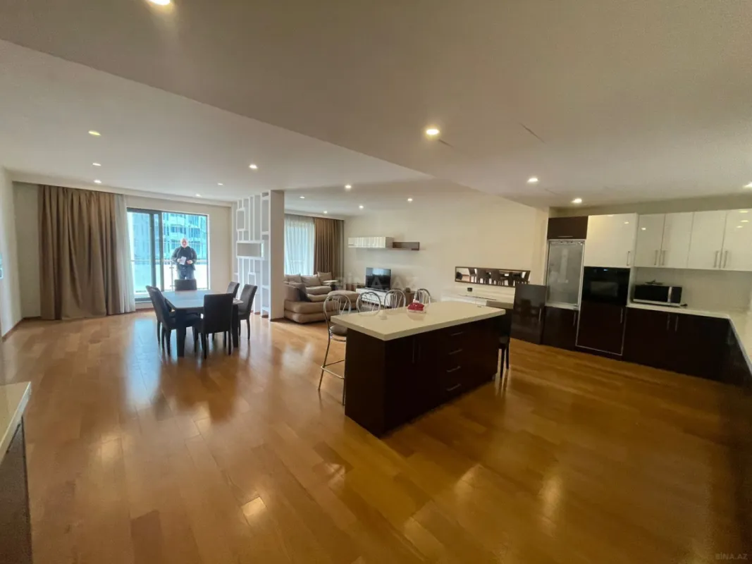 Kirayə verilir 4 otaqlı mənzil 220 m²