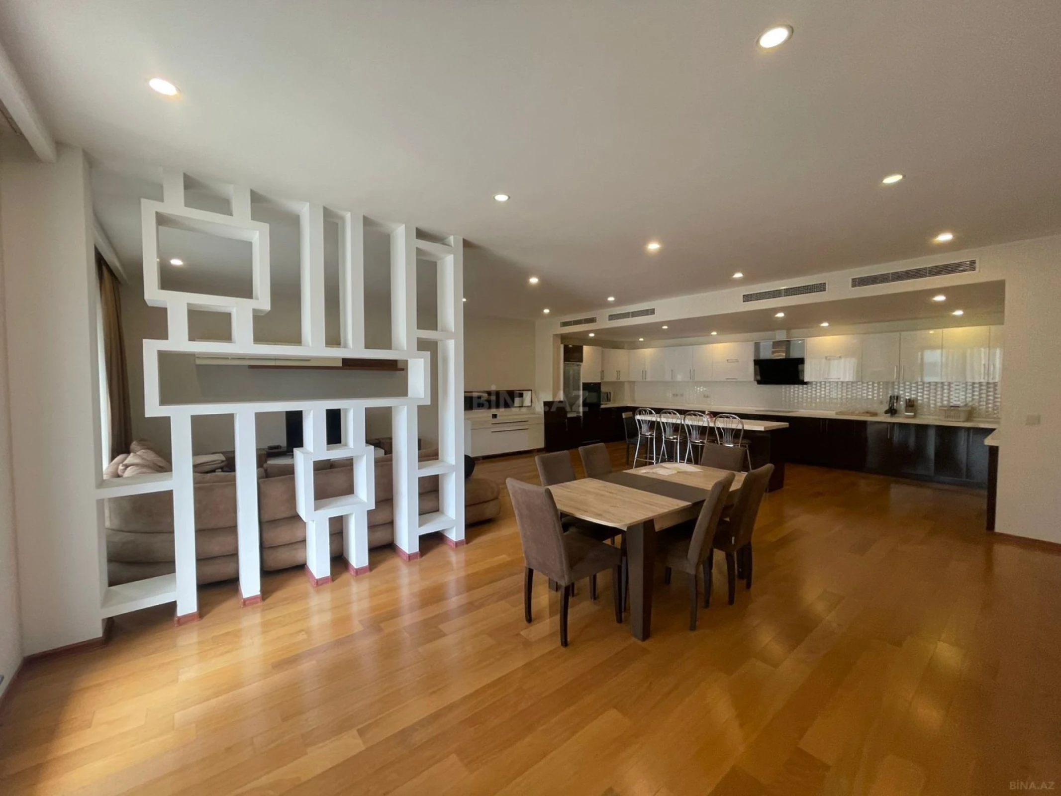 Kirayə verilir 4 otaqlı mənzil 220 m²