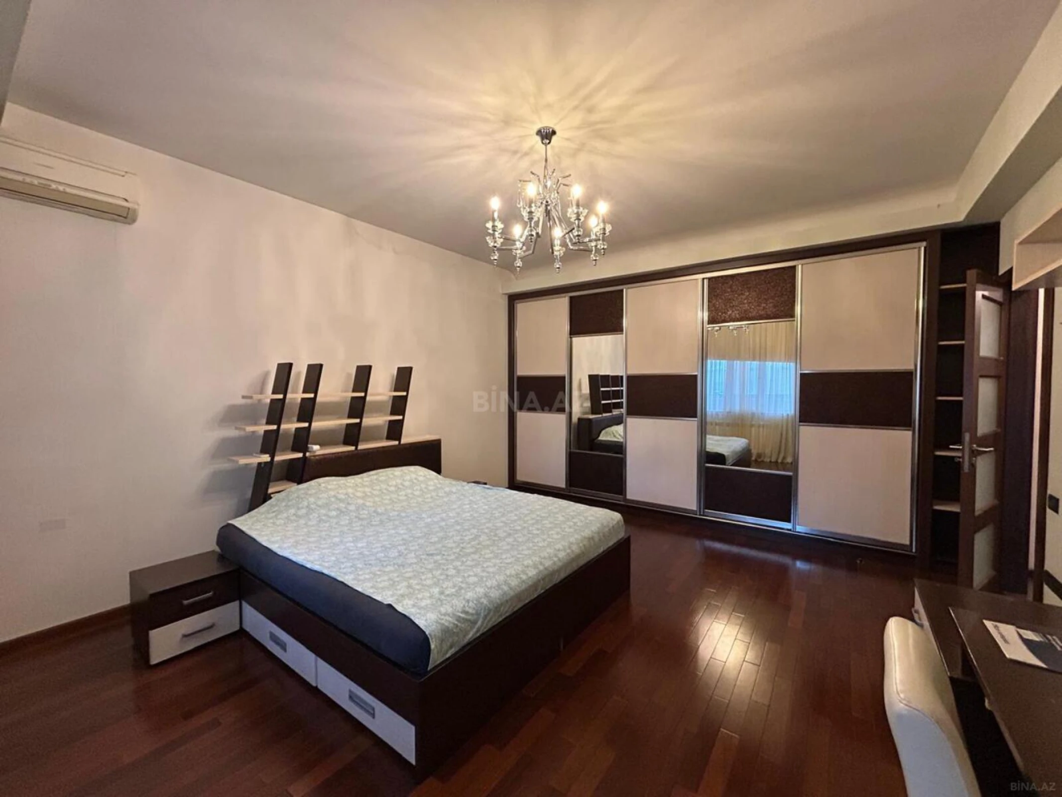 Satılır 3 otaqlı mənzil 158 m²