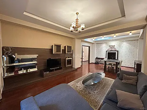 Satılır 3 otaqlı mənzil 158 m²