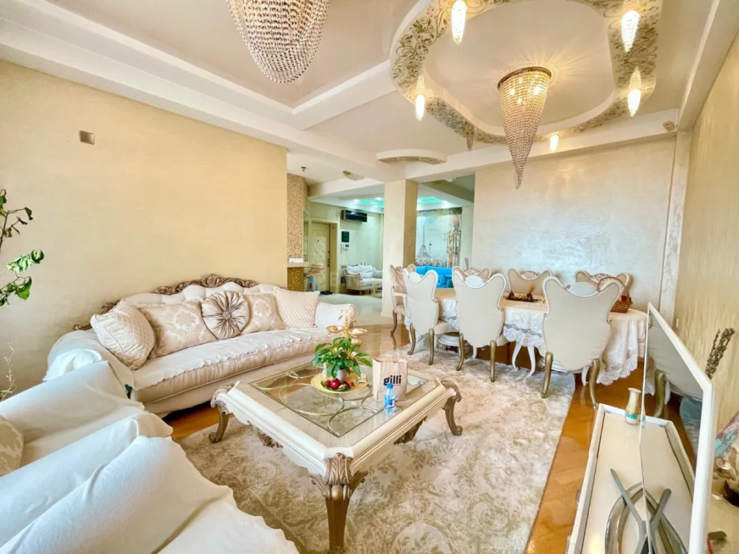 Satılır 3 otaqlı mənzil 135 m²