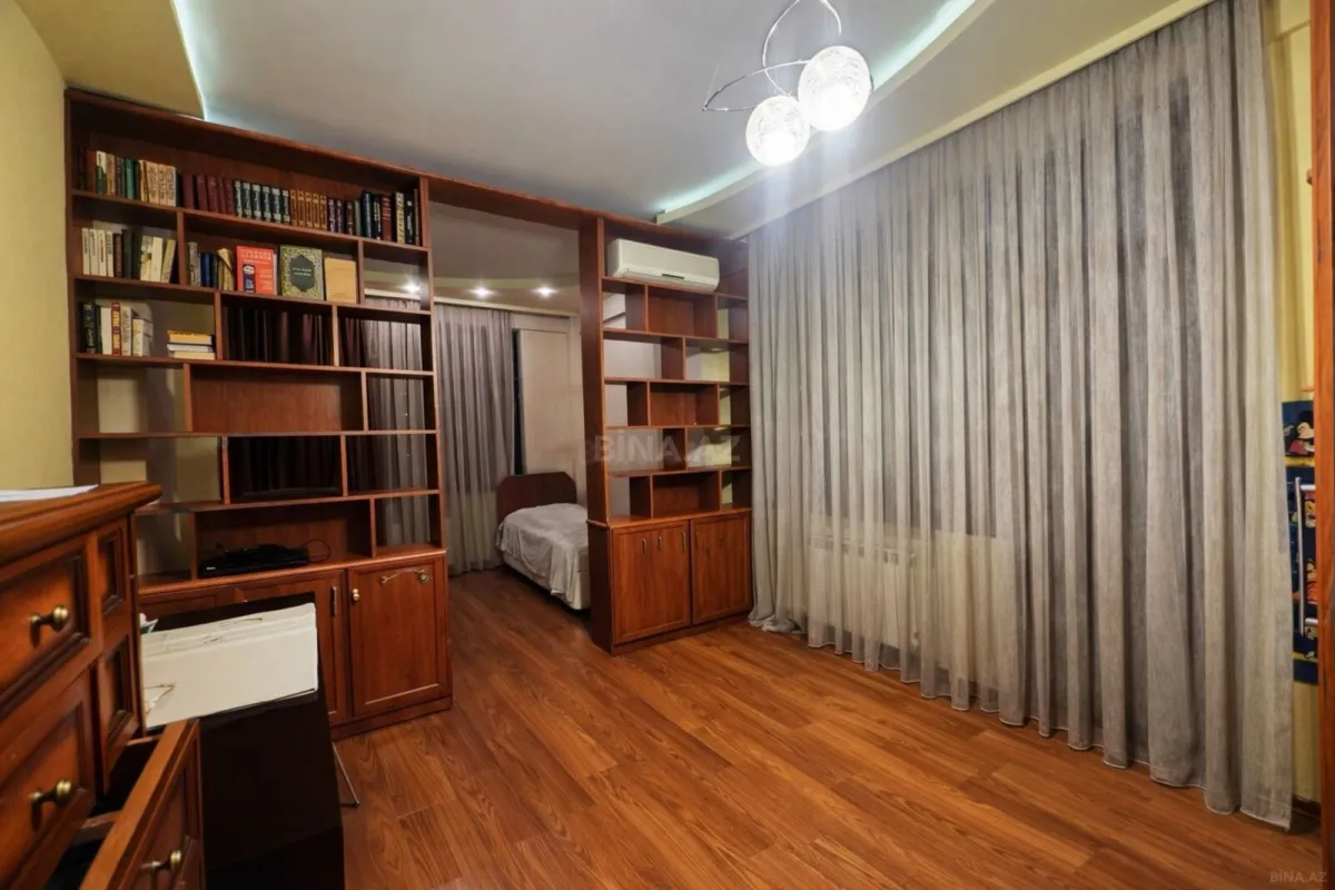 Satılır 3 otaqlı mənzil 186 m²