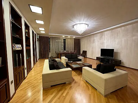 Satılır 3 otaqlı mənzil 186 m²