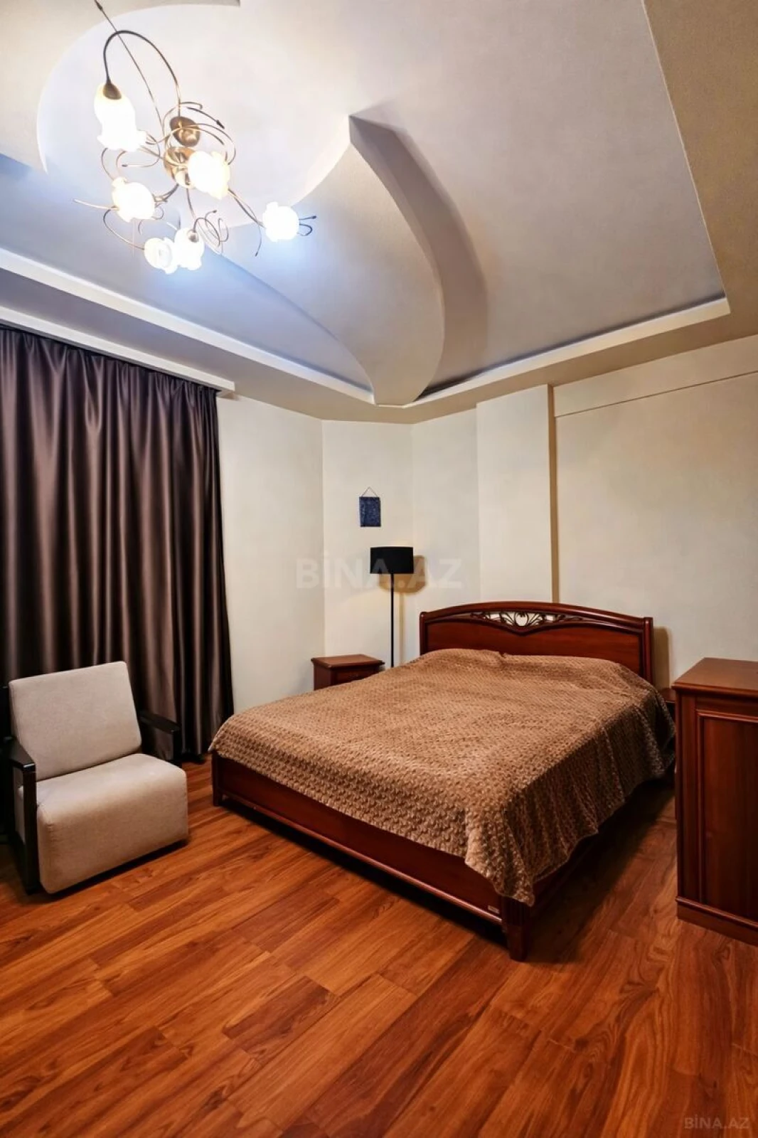 Satılır 3 otaqlı mənzil 186 m²
