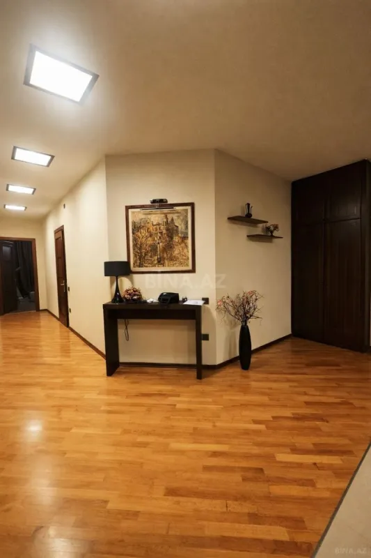 Satılır 3 otaqlı mənzil 186 m²