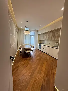 Kirayə verilir 4 otaqlı mənzil 220 m²