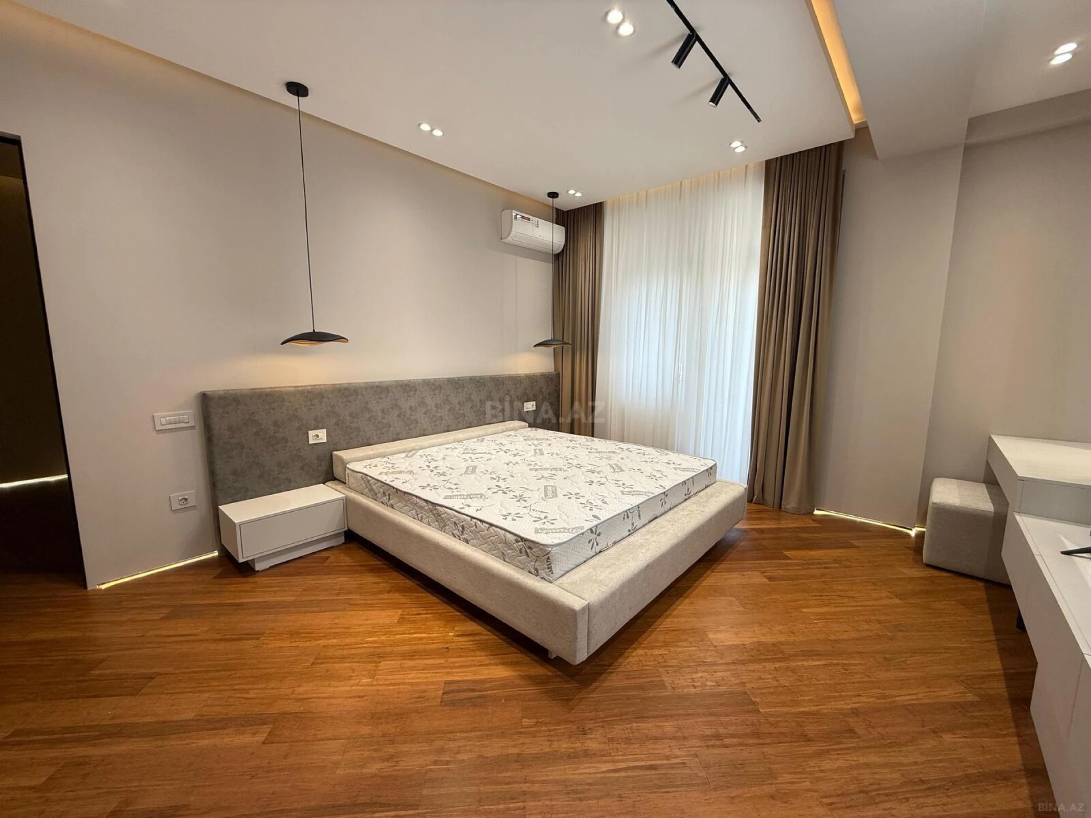Kirayə verilir 4 otaqlı mənzil 220 m²