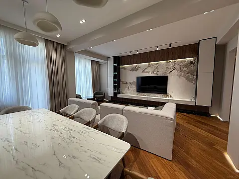 Kirayə verilir 4 otaqlı mənzil 220 m²