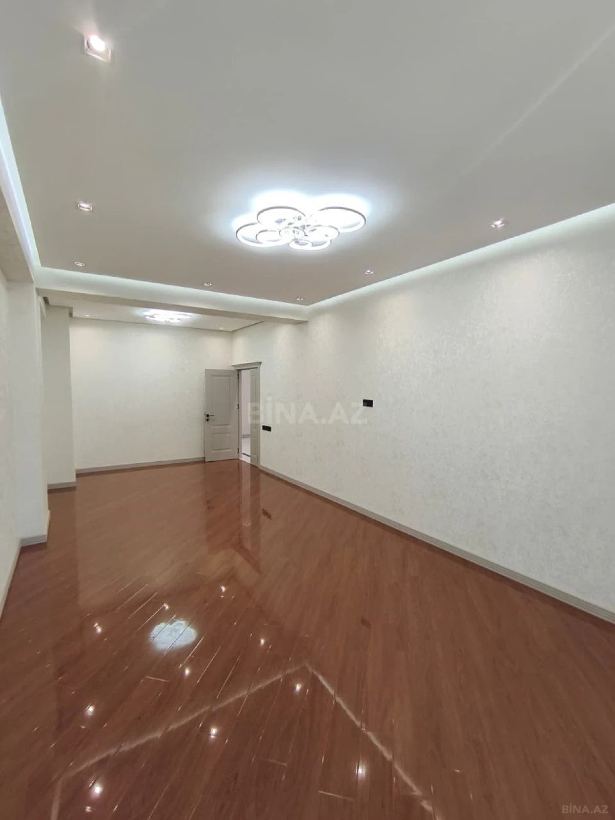 Satılır 3 otaqlı mənzil 148 m²