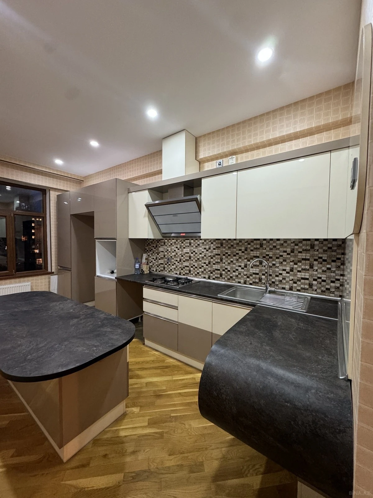 Satılır 2 otaqlı mənzil 75 m²