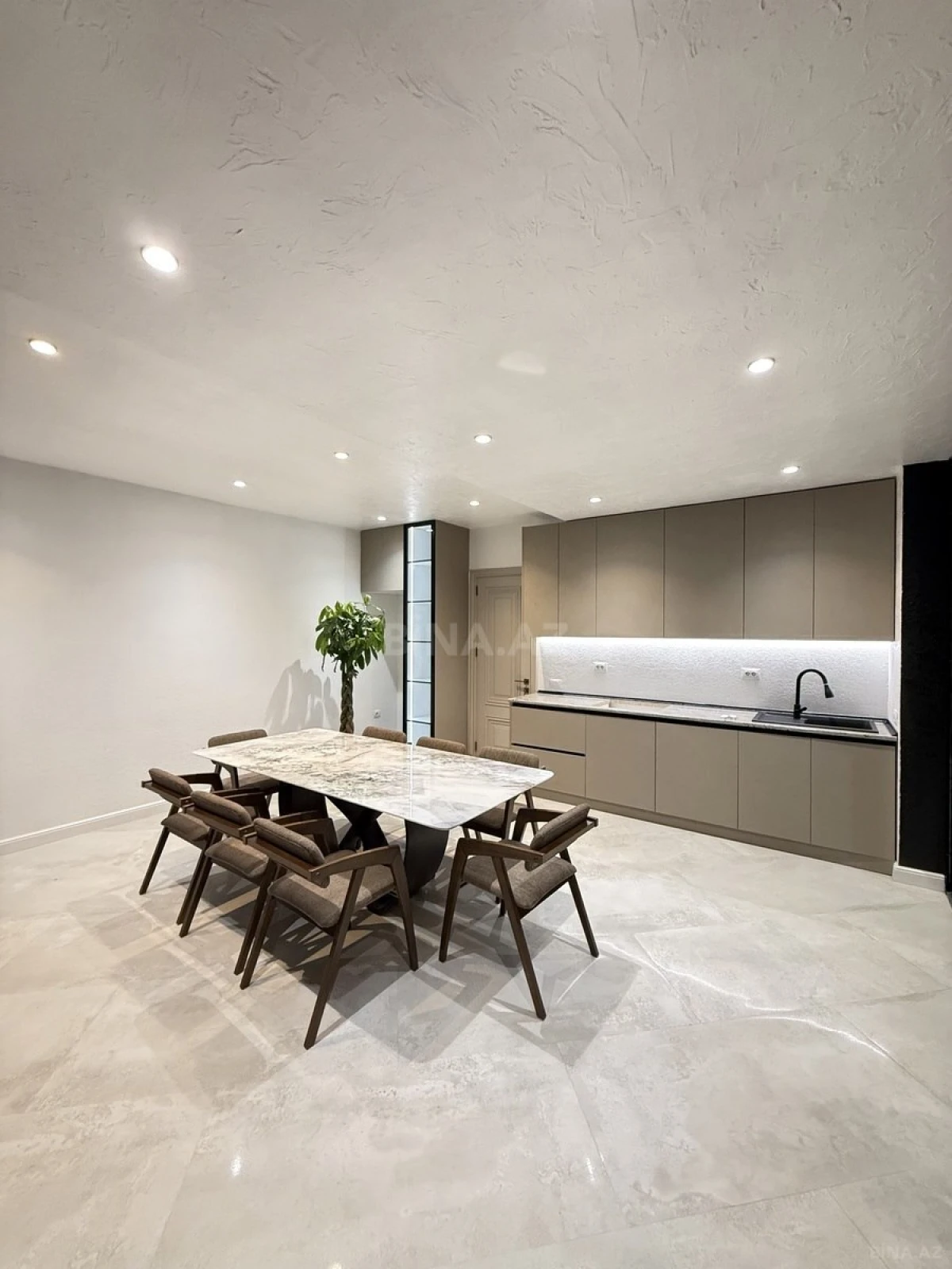 Satılır 5 otaqlı həyət evi 220 m²