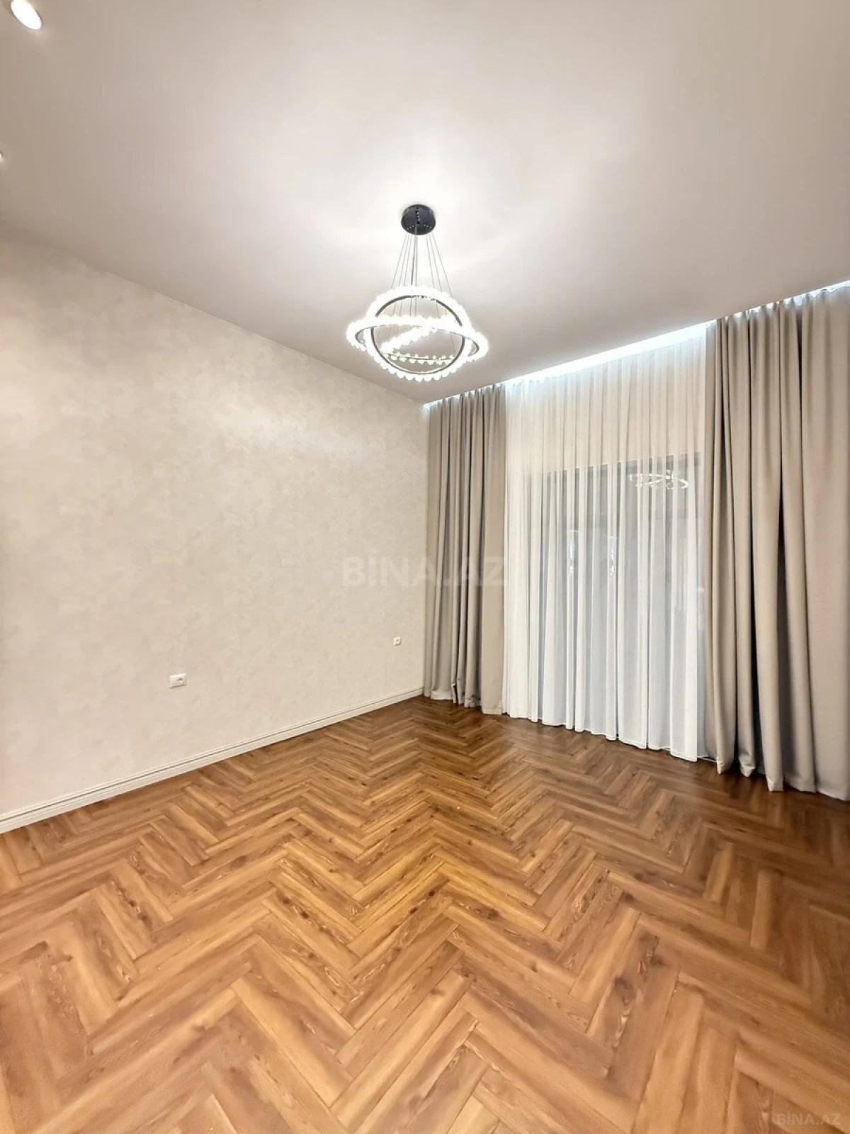 Satılır 5 otaqlı həyət evi 220 m²