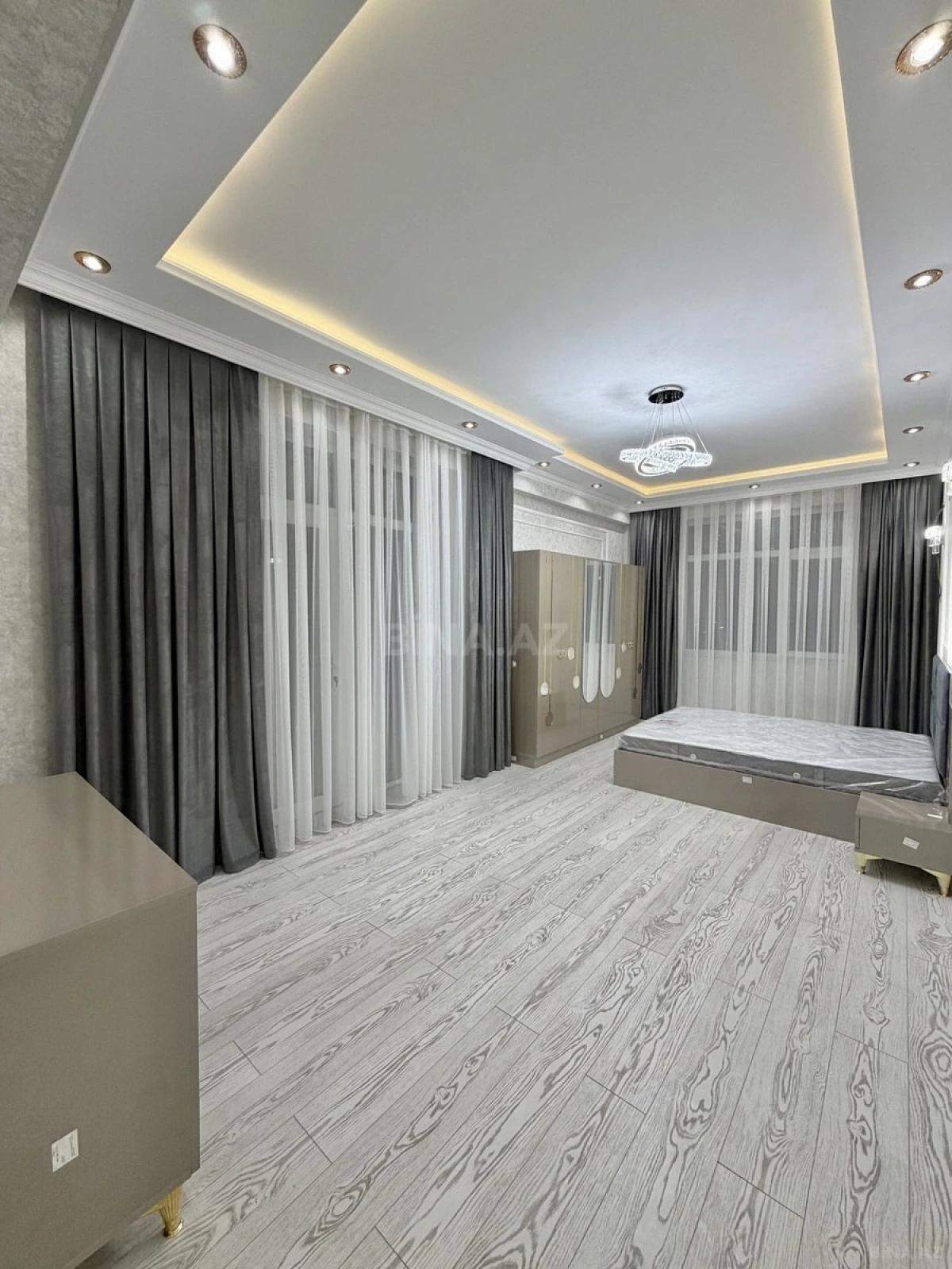 Satılır 4 otaqlı mənzil 160 m²