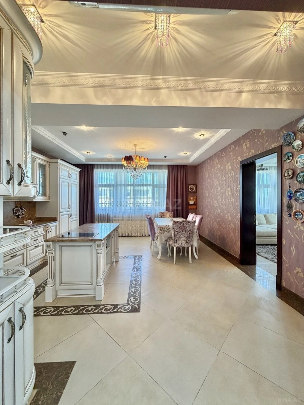 Satılır 8 otaqlı mənzil 412 m²