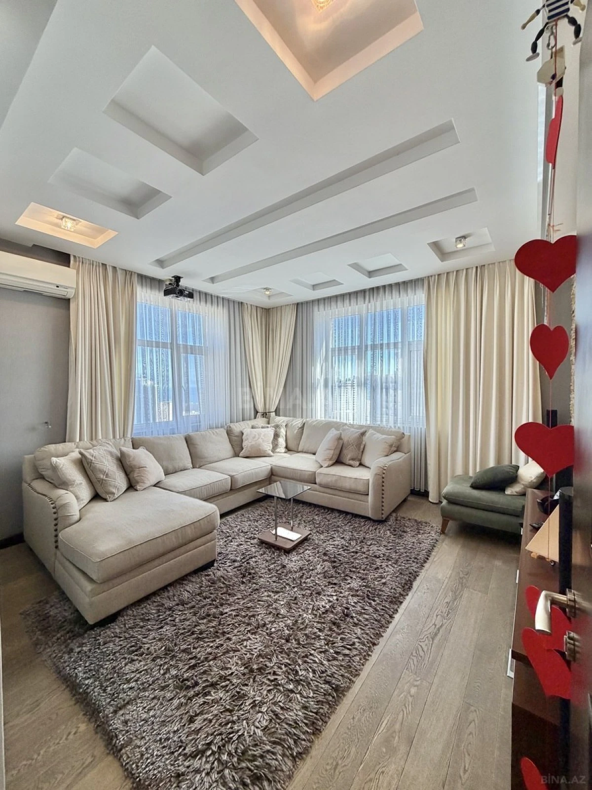 Satılır 8 otaqlı mənzil 412 m²