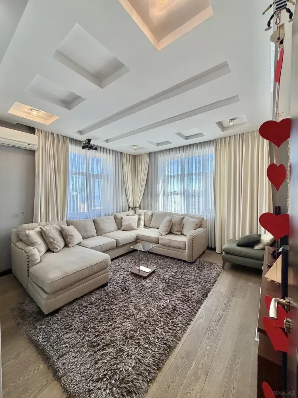 Satılır 8 otaqlı mənzil 412 m²