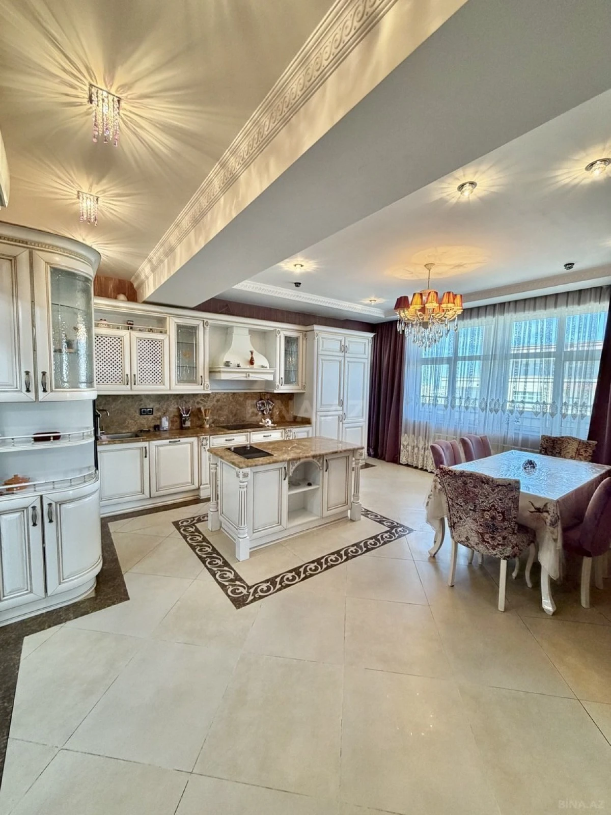 Satılır 8 otaqlı mənzil 412 m²