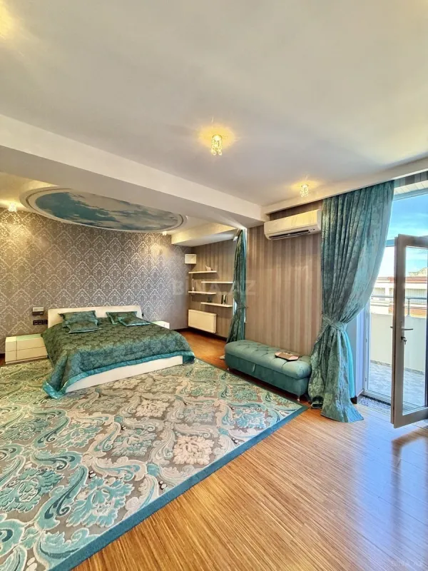 Satılır 8 otaqlı mənzil 412 m²