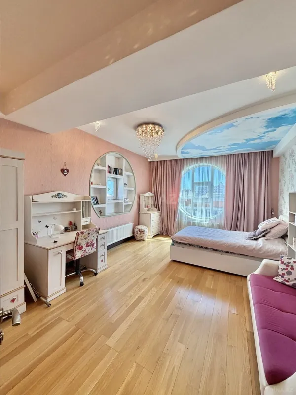 Satılır 8 otaqlı mənzil 412 m²