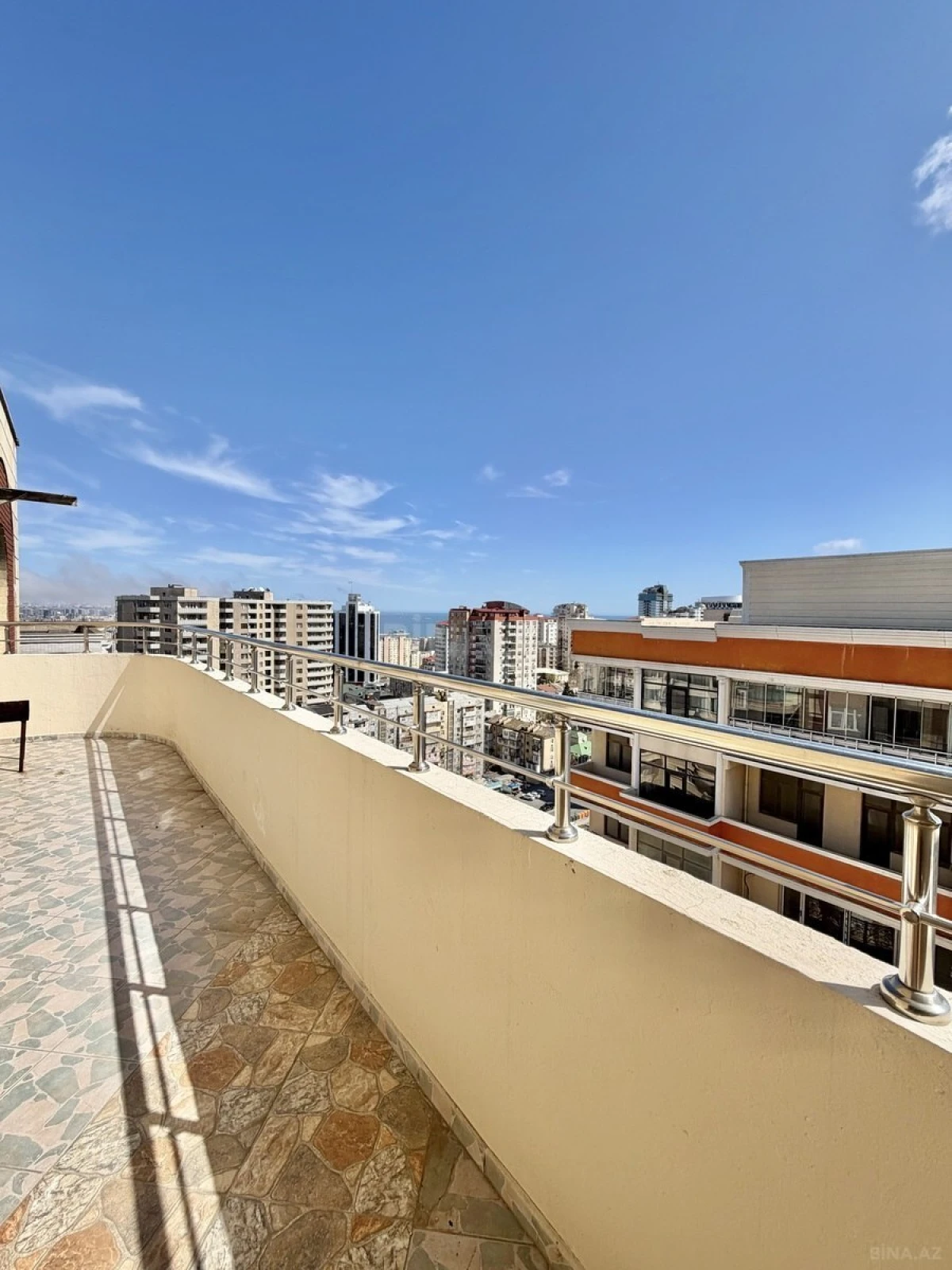 Satılır 8 otaqlı mənzil 412 m²