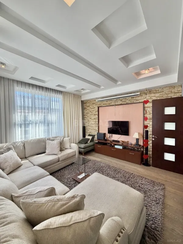 Satılır 8 otaqlı mənzil 412 m²