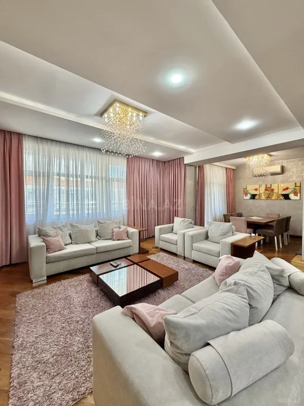 Satılır 8 otaqlı mənzil 412 m²