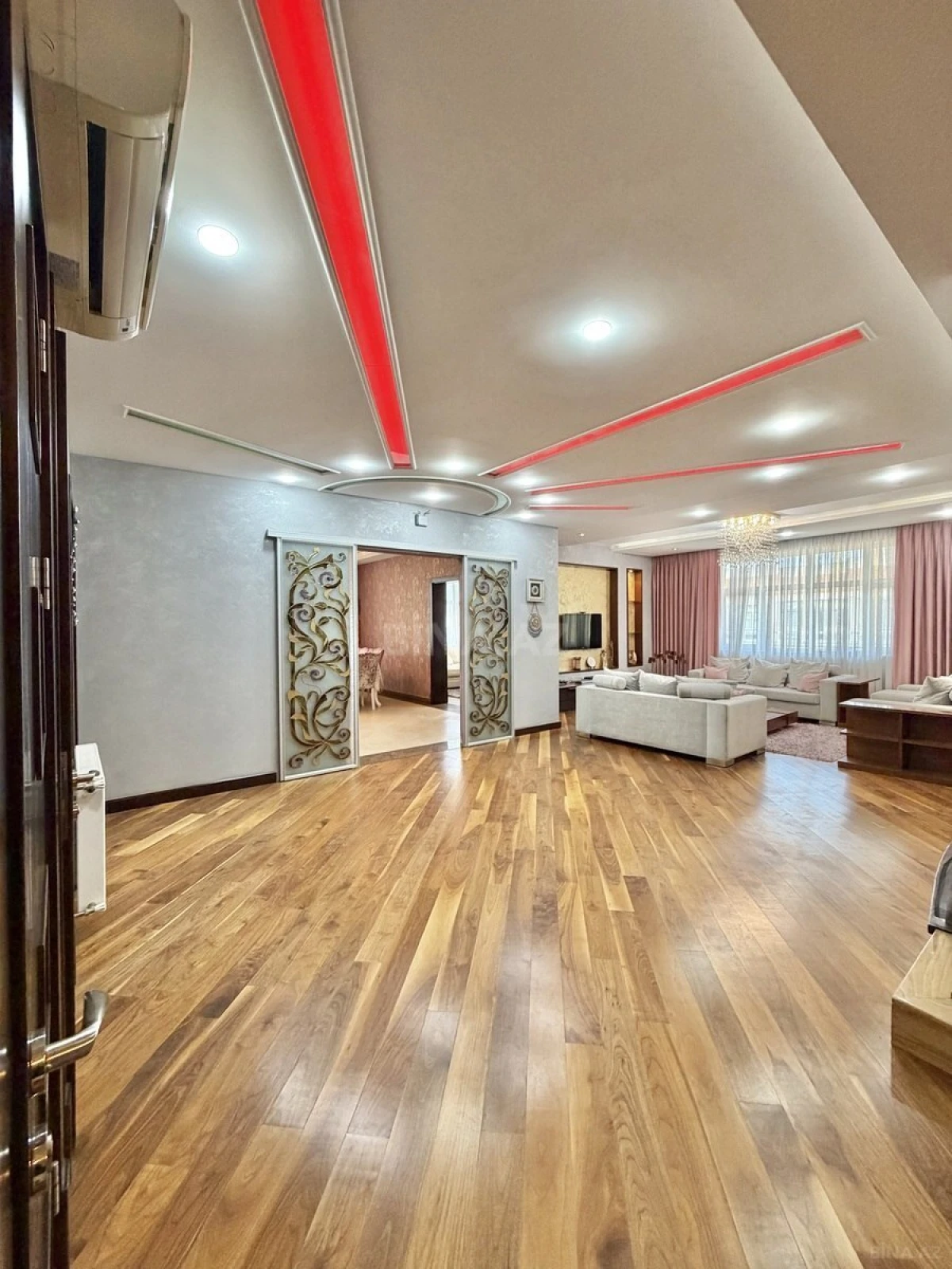 Satılır 8 otaqlı mənzil 412 m²