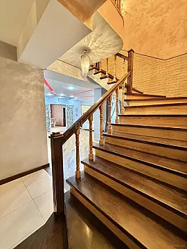 Satılır 8 otaqlı mənzil 412 m²