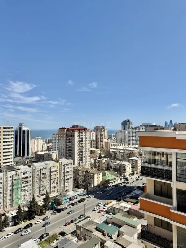 Satılır 8 otaqlı mənzil 412 m²