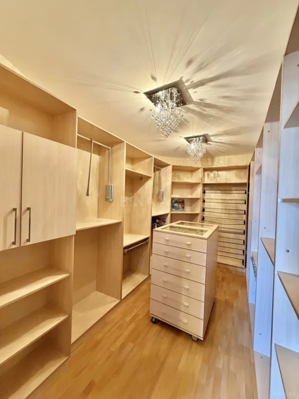 Satılır 8 otaqlı mənzil 412 m²